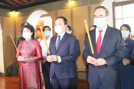 Bí thư Thành ủy Thành phố Hồ Chí Minh Nguyễn Thiện Nhân cùng các đại biểu dâng hương tưởng niệm Chủ tịch Tôn Đức Thắng. (Ảnh: Thanh Vũ/TTXVN)