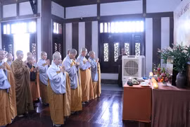 Các ni sư trang nghiêm cầu siêu vong linh các cán bộ, chiến sỹ đã hy sinh khi làm nhiệm vụ giúp đỡ nhân dân phòng, chống bão lũ tại các tỉnh miền Trung năm 2020. (Ảnh: Xuân Khu/TTXVN)