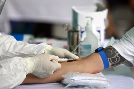 Xét nghiệm cho người dân tại Trạm Y tế phường Trung Hòa. (Ảnh: Huy Hùng/TTXVN)