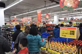 Nhộn nhịp mua sắm hàng Tết. (Ảnh: Đức Duy/Vietnam+)