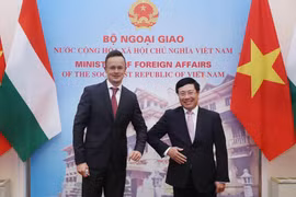 Bộ trưởng Bộ Ngoại giao Phạm Bình Minh với Bộ trưởng Ngoại giao và Kinh tế đối ngoại Hungary Szijjártó Péter. (Ảnh: Lâm Khánh/TTXVN)