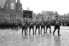 Nguyên soái Liên Xô Rodion Malinovsky dẫn đầu đoàn binh sỹ trong Lễ duyệt binh mừng chiến thắng tại Quảng trường Đỏ ở Thủ đô Moskva, ngày 24/6/1945. (Ảnh: Tư liệu quốc tế/TTXVN) 