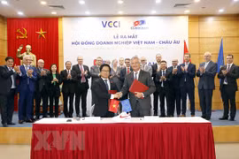 Lễ ký kết hoạt động của Hội đồng doanh nghiệp Việt Nam-châu Âu. (Ảnh: Trần Việt/TTXVN)