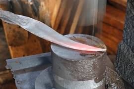 Một trong những công đoạn rèn dao. (Ảnh: Tuấn Anh/TTXVN)