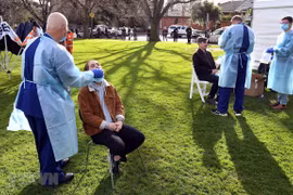 Nhân viên y tế lấy mẫu dịch xét nghiệm COVID-19 cho người dân tại thành phố Melbourne, bang Victoria, Australia ngày 2/7/2020. (Nguồn: AFP/TTXVN)