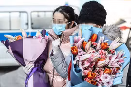 Bệnh nhân nhiễm COVID-19 được xuất viện sau khi khỏi bệnh, tại Thẩm Dương, tỉnh Liêu Ninh, Trung Quốc, ngày 9/2/2020. (Nguồn: THX/TTXVN)