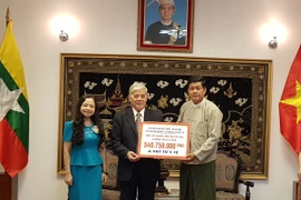 Quang cảnh buổi lễ trao tiền và vật tư y tế ủng hộ nhân dân Myanmar chống dịch. (Nguồn: Vietnam+)