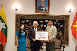 Quang cảnh buổi lễ trao tiền và vật tư y tế ủng hộ nhân dân Myanmar chống dịch. (Nguồn: Vietnam+)