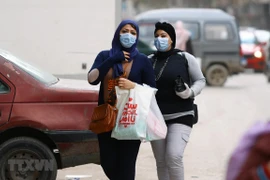 Người dân đeo khẩu trang nhằm ngăn chặn sự lây lan của dịch COVID-19 tại Cairo, Ai Cập. (Ảnh: THX/TTXVN)