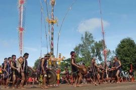 Bài cồng chiêng mừng lúa mới dân tộc Jơ Rai. (Ảnh: Sỹ Huynh/TTXVN)