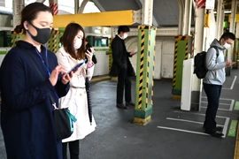  Người dân đeo khẩu trang phòng lây nhiễm COVID-19 tại Tokyo, Nhật Bản, ngày 8/4/2020. (Ảnh: AFP/TTXVN)