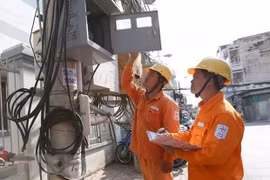 Đo chỉ số công tơ điện. (Nguồn: TTXVN)