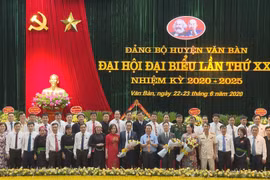 Ban Chấp hàng Đảng bộ huyện Văn Bàn nhiệm kỳ 2020-2025 ra mắt đại hội. (Ảnh: Quốc Khánh/TTXVN)