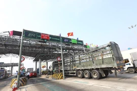 Phương tiện lưu thông qua một trạm thu phí đã lắp đặt và vận hành thu phí tự động không dừng. (Ảnh: Huy Hùng/Vietnam+)