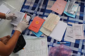 Nhiều tài liệu liên quan đến hoạt động cho vay nặng lãi bị thu giữ. (Ảnh: Đậu Tất Thành/TTXVN)