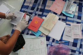 Nhiều tài liệu liên quan đến hoạt động cho vay nặng lãi bị thu giữ. (Ảnh: Đậu Tất Thành/TTXVN)