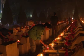 Thắp nến tri ân tại Lễ cầu siêu anh linh các anh hùng liệt sỹ và quân dân tại Nghĩa trang Liệt sỹ quốc gia Vị Xuyên, huyện Vị Xuyên, tỉnh Hà Giang. (Ảnh: Nguyễn Chiến/TTXVN)