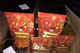 Tang vật một vụ bắt giữ pháo nổ. (Ảnh: Bùi Đức Hiếu/TTXVN) 