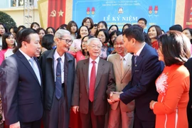 Giáo sư, Tiến sỹ Nguyễn Phú Trọng, Tổng Bí thư, Chủ tịch nước, cựu học sinh trường THPT Nguyễn Gia Thiều với các đại biểu tại Lễ kỷ niệm. (Ảnh: Trí Dũng/TTXVN)
