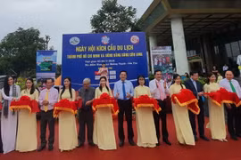 Nghi thức cắt băng khai mạc ngày hội kích cầu du lịch Thành phố Hồ Chí Minh và Đồng bằng sông Cửu Long. (Ảnh: Ánh Tuyết/TTXVN) 