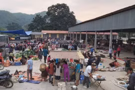 Ngay từ sáng sớm, đồng bào Thái, Mông và nhân dân huyện Vieng Xai (Lào) từ khắp các nẻo đường đổ về chợ đông đúc. (Ảnh: Khiếu Tư/TTXVN)
