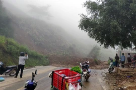 Vụ sạt lở gây ách tắc giao thông trên Quốc lộ 37. (Nguồn: TTXVN)