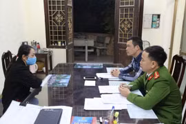 Đối tượng Bùi Thị Khương làm việc với cơ quan công an. (Nguồn: congluan.vn)