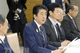 Thủ tướng Nhật Bản Shinzo Abe (thứ 2, trái) tại phiên họp nội các ở Tokyo ngày 4/7. (Ảnh: Kyodo/TTXVN) 