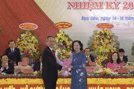 Ông Lữ Văn Hùng, Bí thư Tỉnh ủy Bạc Liêu tặng hoa cho bàTrương Thị Mai, Ủy viên Bộ Chính trị, Bí thư Trung ương Đảng, Trưởng Ban Dân vận Trung ương dự và phát biểu chỉ đạo Đại hội. (Ảnh: Huỳnh Sử/TTXVN)