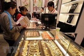 Hoạt động mua, bán vàng tại Công ty Vàng bạc Phú Quý, phố Trần Nhân Tông, Hà Nội. (Ảnh: Trần Việt/TTXVN)