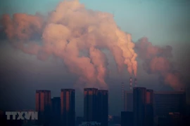 Khói bốc lên tại một nhà máy nhiệt điện ở Trường Xuân, tỉnh Cát Lâm, miền Đông Bắc Trung Quốc. (Ảnh: AFP/TTXVN)