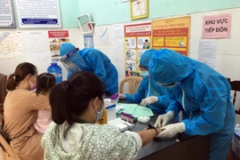 Lấy mẫu xét nghiệm nhanh SARS-CoV-2 tại thành phố Huế. (Ảnh: Đỗ Trưởng/TTXVN)