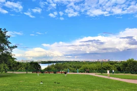 Phong cảnh tuyệt đẹp nhìn từ đồi ra sông Moskva trong công viên Kolomen. (Ảnh: Duy Trinh/TTXVN)