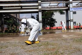 Lực lượng chuyên nghiệp Viện hạt nhân Đà Lạt kiểm tra mức độ ô nhiễm phóng xạ. (Ảnh: Quốc Hùng-Ngọc Dũng/TTXVN)