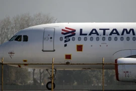Máy bay của Hãng hàng không LATAM Airlines tại sân bay quốc tế ở Santiago, Chile, ngày 26/5/2020. (Nguồn: AFP/TTXVN)