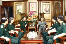 Đại tướng Ngô Xuân Lịch, Ủy viên Bộ Chính trị, Phó Bí thư Quân ủy Trung ương, Bộ trưởng Bộ Quốc phòng thăm nguyên Tổng Bí thư Lê Khả Phiêu, ngày 17/7/2017. (Ảnh: An Đăng/TTXVN) 