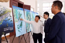 Người dân xem đồ án điều chỉnh quy hoạch chung xây dựng Khu kinh tế Vân Đồn đến năm 2040. (Ảnh: Văn Đức/TTXVN)