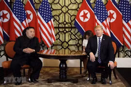 Tổng thống Mỹ Donald Trump (phải) và Chủ tịch Triều Tiên Kim Jong-un trong cuộc gặp riêng tại Hội nghị thượng đỉnh Mỹ-Triều lần hai ở Hà Nội ngày 28/2/2019. (Ảnh: AFP/TTXVN)