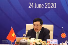Phó Thủ tướng, Bộ trưởng Bộ Ngoại giao Phạm Bình Minh chủ trì Hội nghị không chính thức Bộ trưởng Ngoại giao ASEAN, ngày 24/6 vừa qua. (Ảnh: Văn Điệp/TTXVN)