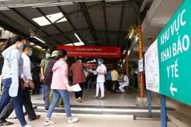 Khu vực khai báo y tế đối với bệnh nhân và người nhà khi đến Bệnh viện Bạch Mai. (Ảnh: Minh Quyết/TTXVN)