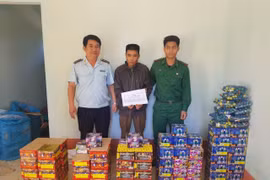 Một đối tượng cùng tang vật gần 180kg pháo vận chuyển trái phép bị bắt giữ ở Chi cục Hải quan cửa khẩu quốc tế Bờ Y. (Ảnh: Quang Thái/TTXVN)
