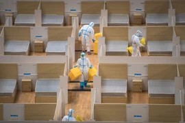 Nhân viên dọn dẹp và khử trùng một bệnh viện dã chiến điều trị cho các bệnh nhân COVID-19 ở Vũ Hán, tỉnh Hồ Bắc, Trung Quốc, trước khi đóng cửa ngày 8/3/2020. (Ảnh: THX/TTXVN)