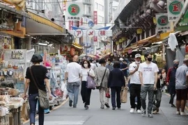 Người dân di chuyển trên đường phố tại Tokyo, Nhật Bản ngày 25/5/2020. (Nguồn: Kyodo/ TTXVN)