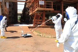 Lực lượng chuyên nghiệp diễn tập tình huống xử lý nguồn phóng xạ. (Ảnh: Quốc Hùng-Ngọc Dũng/TTXVN)