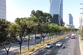 Tuyến đường Ratchadaphisek thường tắc nghẽn giao thông tại trung tâm thủ đô Bangkok của Thái Lan trở nên thông thoáng vào giờ cao điểm ngày cuối tuần do người dân hạn chế ra đường theo Sắc lệnh về tình trạng khẩn cấp. (Ảnh: Ngọc Quang/TTXVN)