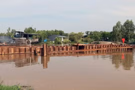Đập cừ thép trên kinh xáng Rạch Giá-Hà Tiên tại xã Hòa Điền, huyện Kiên Lương để ngăn mặn, giữ ngọt cho vùng Tứ giác Long Xuyên. (Ảnh : Lê Huy Hải/TTXVN)