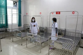 Các bác sỹ, điều dưỡng Bệnh viện Đa khoa tỉnh Ninh Bình kiểm tra giường bệnh tại khu cách ly được chuẩn bị. (Ảnh: Đức Phương/TTXVN)