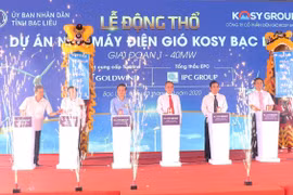  Các đại biểu thực hiện nghi thức khởi công dự án. (Ảnh: Huỳnh Sử/TTXVN)