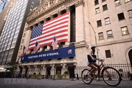 Bên ngoài Sở giao dịch chứng khoán New York, Mỹ ngày 13/7/2020. (Ảnh: AFP/TTXVN)