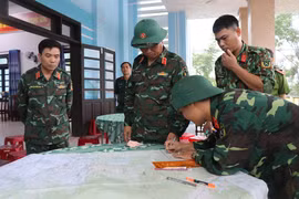 Ban chỉ đạo Sở chỉ huy tiền phương nghiên cứu phương án để tiếp cận hiện trường Rào Trăng 3. (Ảnh: Đỗ Văn Trưởng/TTXVN)